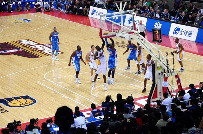 锋与一名中 锋与一名中